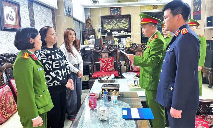 Cơ quan CSĐT tống đạt Quyết định khởi tố, bắt tạm giam đối với bà Lê Thị Thu Hương. (Ảnh: Công an tỉnh Thanh Hóa)