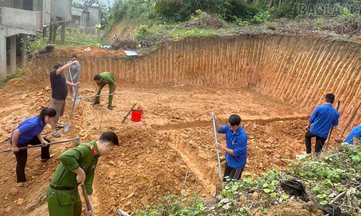 Các tổ chức đoàn thể, lực lượng công an cơ sở xã Yên Thành hỗ trợ người dân tháo dỡ nhà cũ và đào móng để xây dựng nhà mới. (Ảnh: Báo Lào Cai)