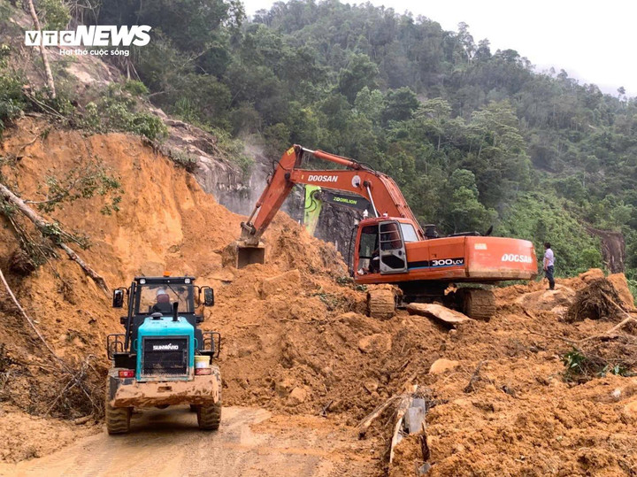 Máy móc được huy động hết công suất để dọn dẹp những điểm sạt lở.