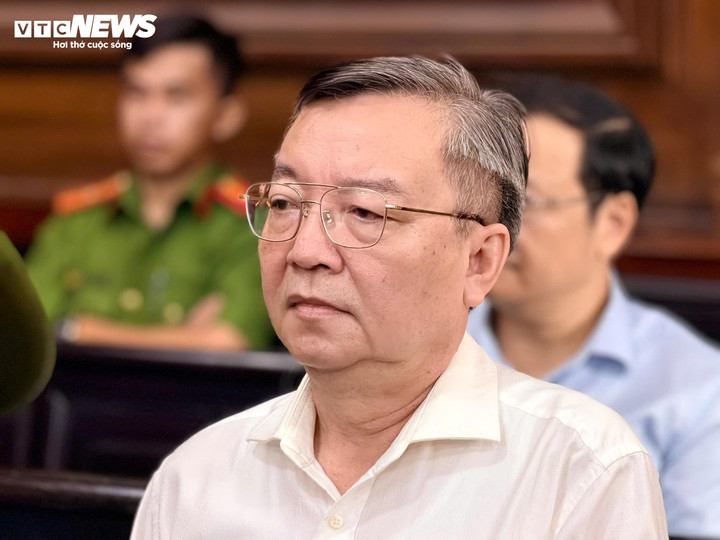 Trong đó, ông Lê Hồng Sơn – cựu Giám đốc Sở GD&ĐT TP.HCM bị cáo buộc can thiệp, tạo điều kiện để AIC trúng nhiều gói thầu.