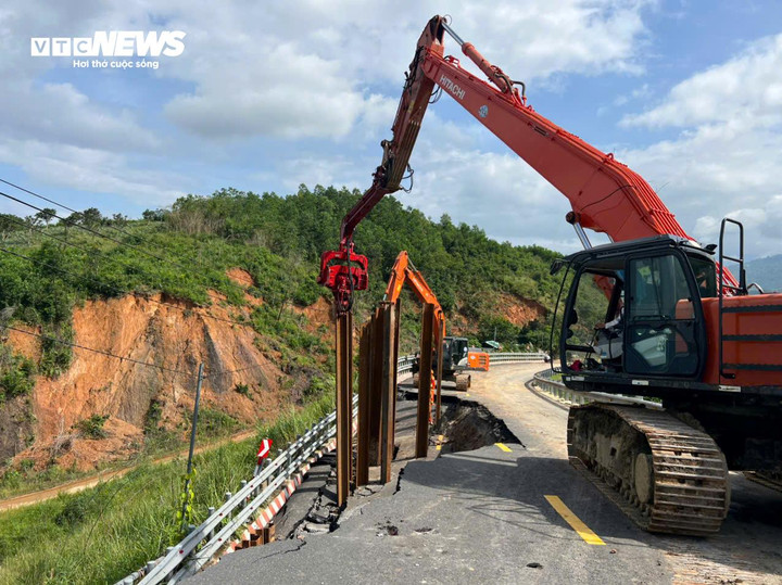 Nhiều đoạn sụp trượt một nửa đường.