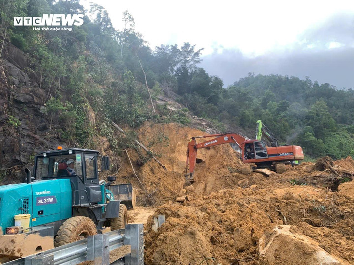 Một lượng lớn đất đá từ trên núi sạt xuống đường khiến giao thông đèo Khánh Lê tê liệt.