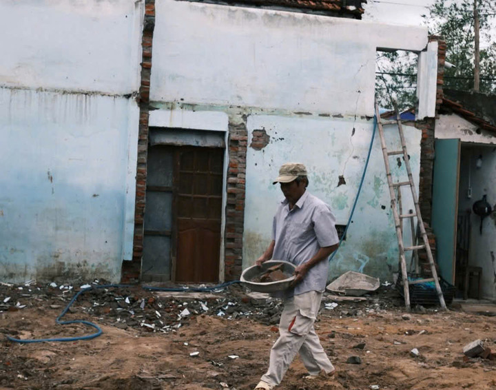Ông Tiến dọn dẹp lại ngôi nhà đã sập để chuẩn bị "động thổ" ngôi nhà mới.