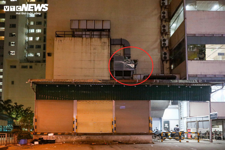 Cháu bé rơi từ tầng cao xuống và vướng vào tấm tôn nhô ra. (Ảnh: Minh Đức)