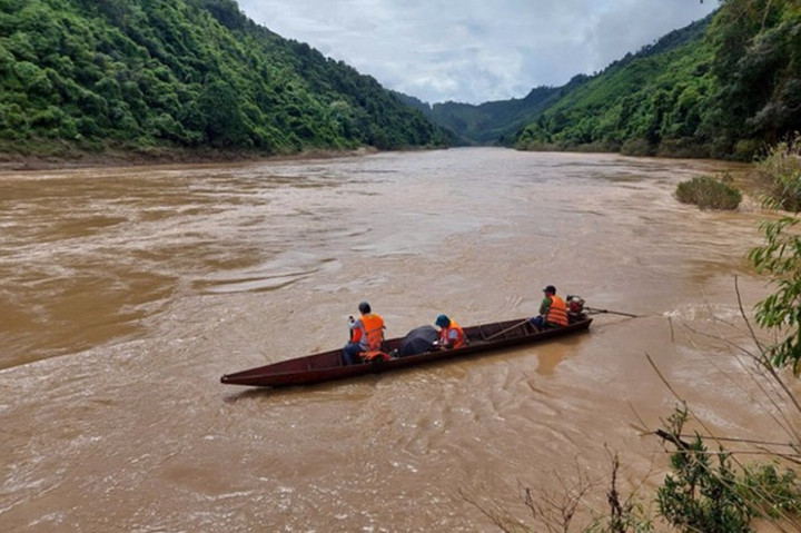 Đo số liệu lưu lượng dòng chảy thượng nguồn sông Đà tại Pắc Ma, Mường Tè, Lai Châu phục vụ nghiên cứu Đề tài. (Ảnh: KH&CN)