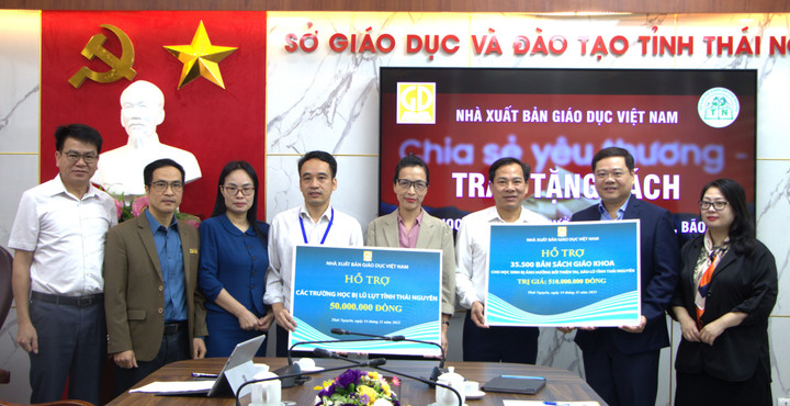 Ông Nguyễn Mạnh Hùng – Thành viên HĐTV NXBGDVN (thứ hai từ phải qua) - trao hỗ trợ cho Sở Giáo dục và Đào tạo tỉnh Thái Nguyên do ảnh hưởng bão số 11.