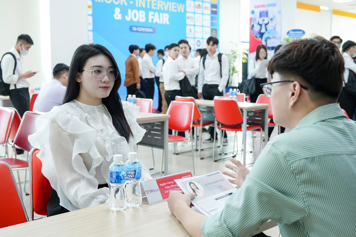 Perusahaan memprioritaskan perekrutan mahasiswa di posisi bisnis, penjualan, dan layanan pelanggan (Foto ilustrasi)