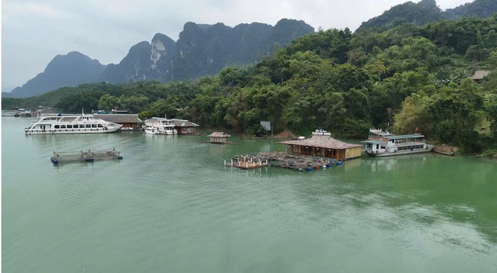 Đi du lịch trên hồ Hoà Bình vào những ngày cuối thu đầu đông sẽ mang lại những trải nghiệm vô cùng thú vị.