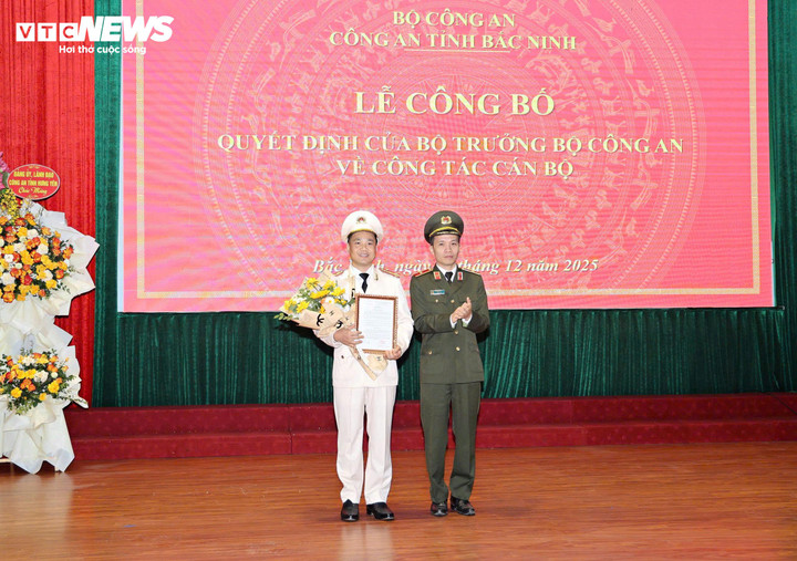 Thiếu tướng Bùi Duy Hưng, Giám đốc Công an tỉnh Bắc Ninh trao quyết định điều động Đại tá Nguyễn Quốc Vương làm Phó giám đốc Công an tỉnh Bắc Ninh.