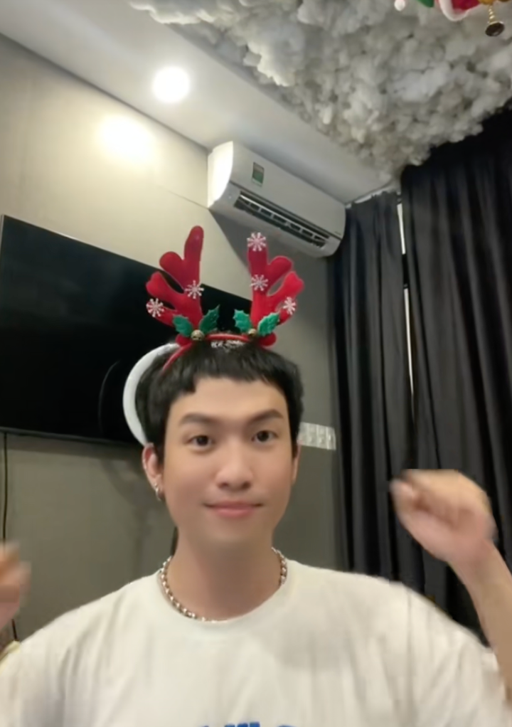 Ca khúc nhạc chế “Giáng sinh Long phụng sum vầy” do nhạc sỹ, nhà sản xuất âm nhạc Mew Amazing thực hiện từ năm 2022. (Ảnh: @mewamazing0501)
