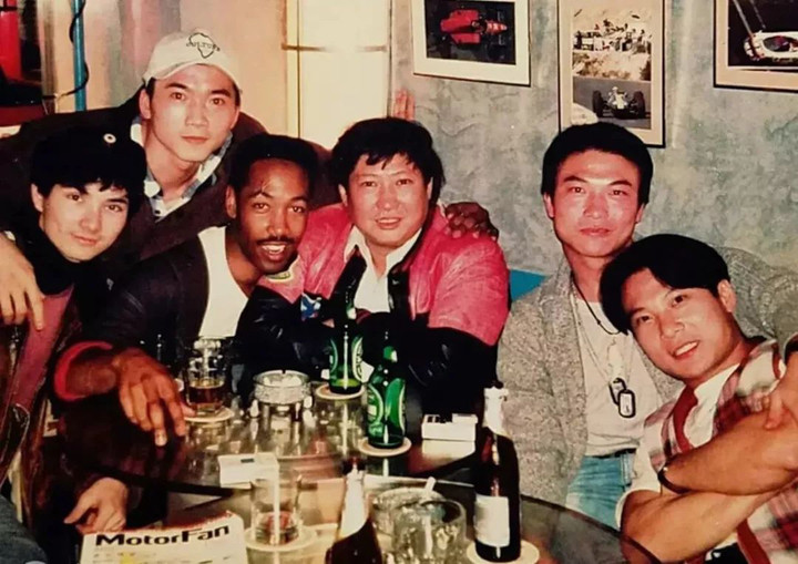 Châu Triệu Long chụp ảnh chung với Hồng Kim Bảo