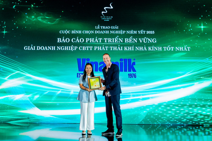 Đại diện Vinamilk nhận vinh danh tại Cuộc bình chọn Doanh nghiệp Niêm yết 2025. (Ảnh: BTC)