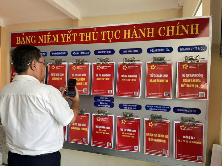 Người dân quét mã QR để xem các thủ tục hành chính (Ảnh minh hoạ)