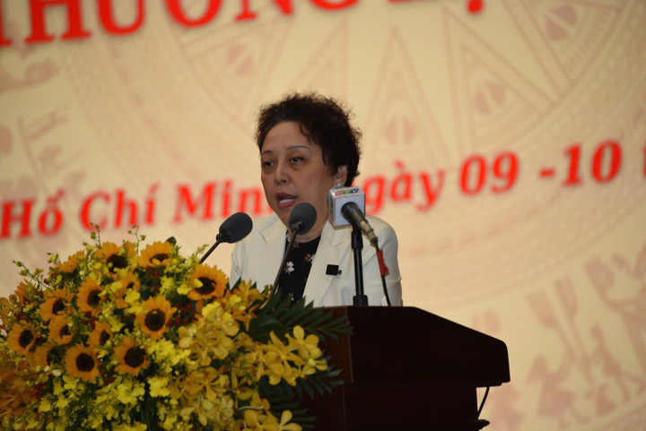 Giám đốc Sở An toàn thực phẩm Phạm Khánh Phong Lan trả lời chất vấn.