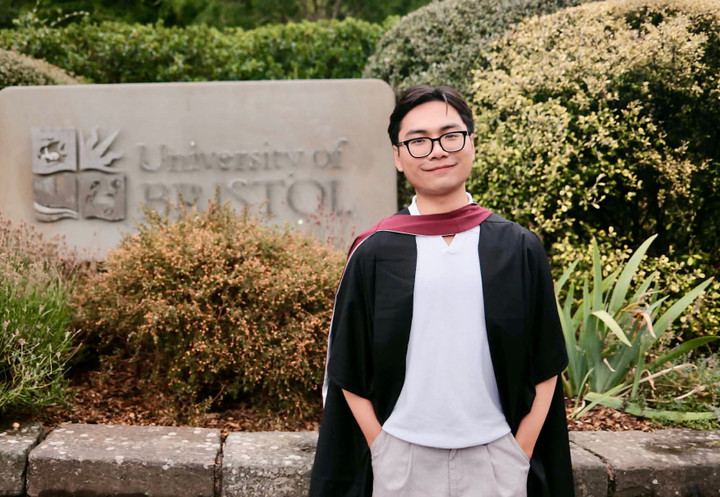 ບຸ່ຍແທງຫວຽດ ຈົບການສຶກສາລະດັບປະລິນຍາໂທຈາກມະຫາວິທະຍາໄລ Bristol, ອັງກິດ ໃນເດືອນທັນວາ 2025.