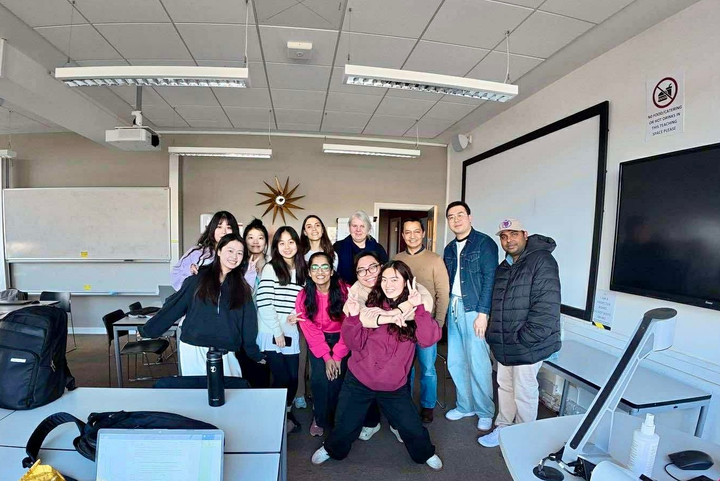 ຫວຽດນາມໄດ້ຖ່າຍຮູບກັບບັນດານັກສຶກສາປະລິນຍາໂທດ້ານການສຶກສາປະລິນຍາໂທຂອງມະຫາວິທະຍາໄລ Bristol ປະເທດອັງກິດ ໃນເດືອນ 4/2025.