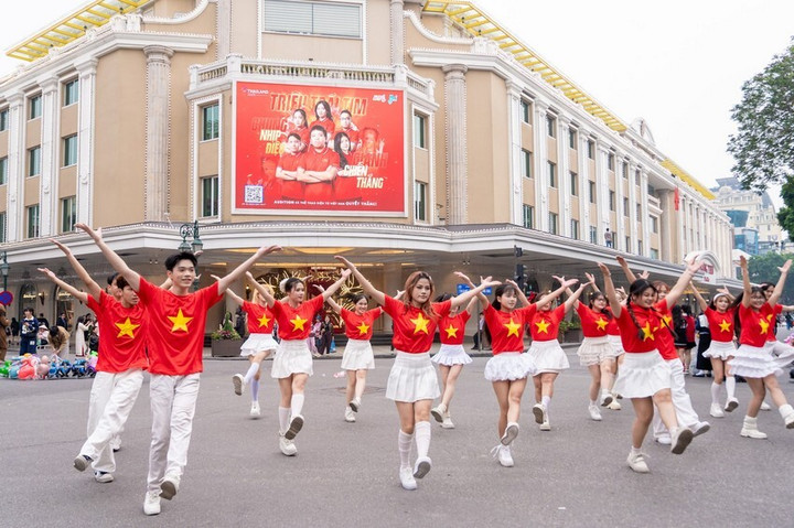 Nhóm bạn trẻ nhảy cổ vũ Audition tại phố đi bộ Hoàn Kiếm.