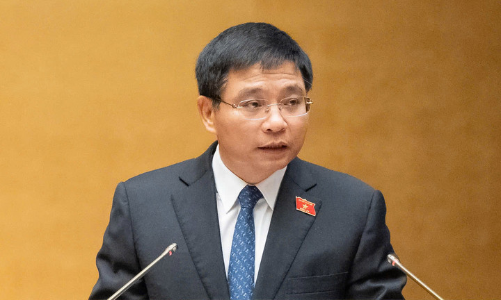 Finansminister Nguyen Van Thang presenterade sin förklarande rapport innan nationalförsamlingen röstade.