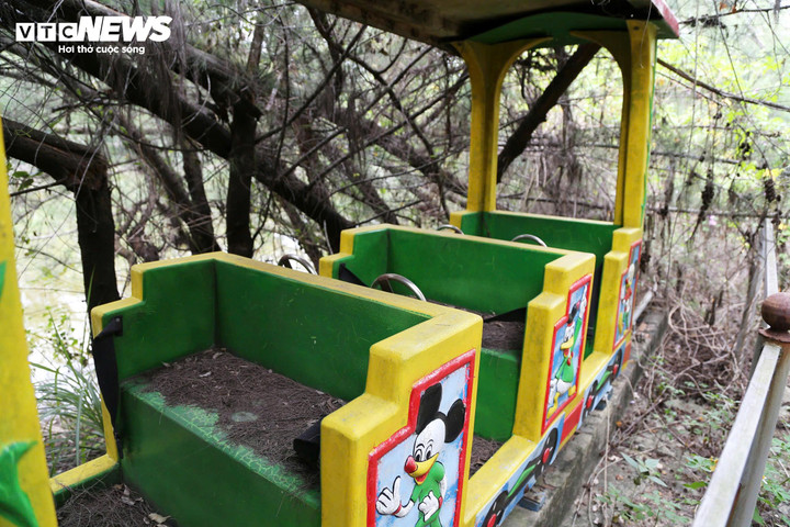 Phần lớn các hạng mục công trình trong công viên đều rơi cảnh trơ trọi, phủ bụi và không có người đến tham quan, vui chơi.