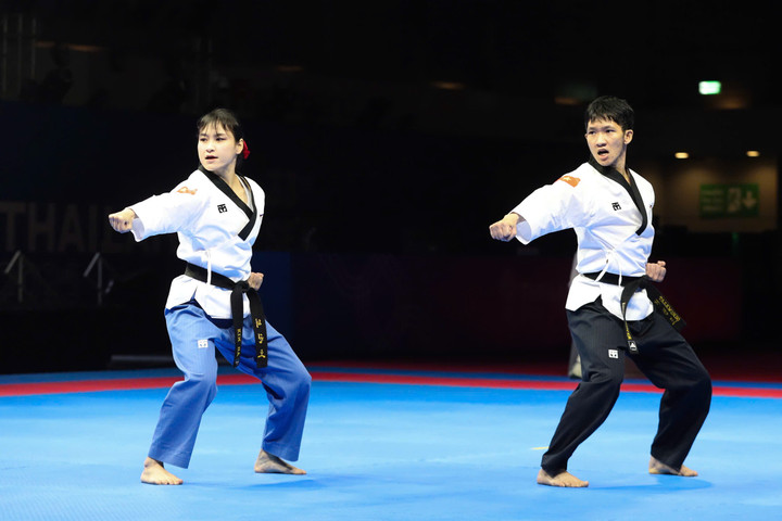 Nguyễn Trọng Phúc, Nguyễn Thị Kim Hà tranh huy chương vàng với 2 VĐV Singapore.