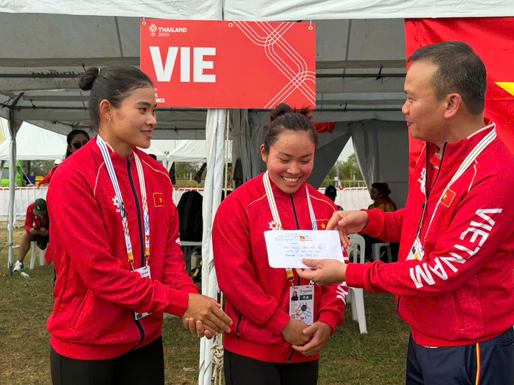 Trưởng đoàn thể thao Việt Nam Nguyễn Hồng Minh trao thưởng nóng 10 triệu đồng cho Diệp Thị Hương, Nguyễn Thị Hương.