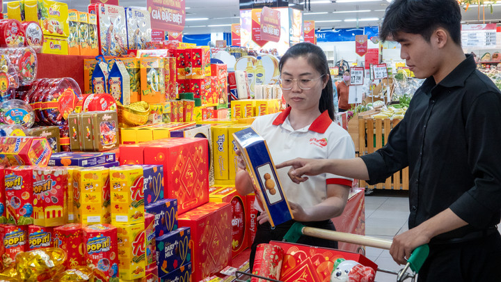 Giỏ hàng Tết đã được bày bán tại các hệ thống siêu thị.