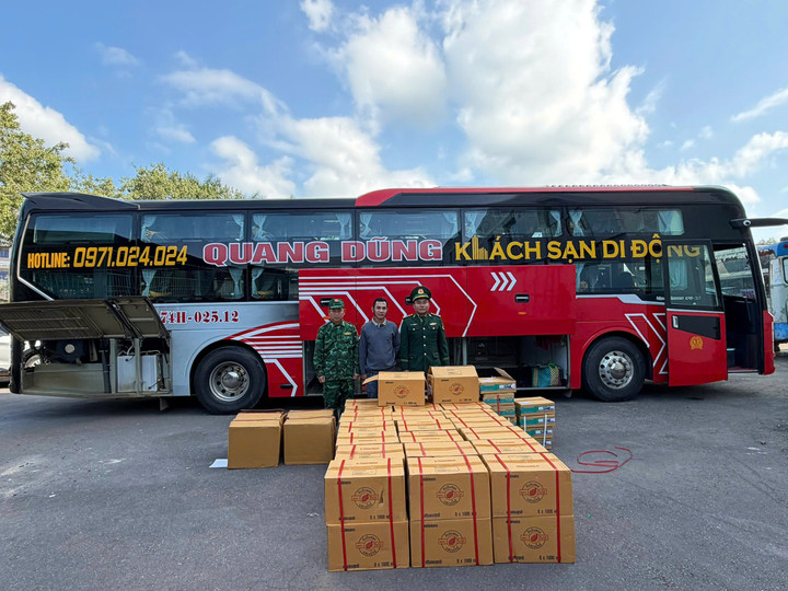 Xe khách giường nằm chở 54 thùng giấy chứa hàng trăm hộp nhựa, lọ thủy tinh là thuốc bảo vệ thực vật không rõ chủng loại, nguồn gốc xuất xứ. (Ảnh: Hoài Nam)