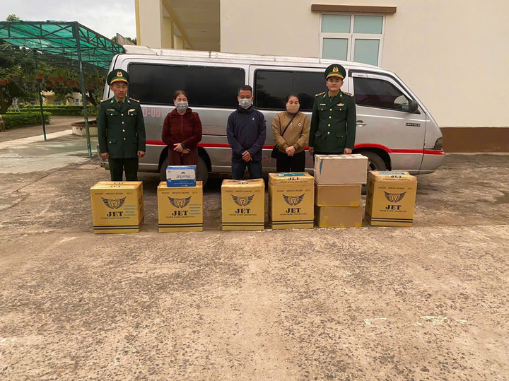 Xe khách chở hàng trăm gói thuốc lá nhập lậu bị lực lượng bộ đội biên phòng phát hiện, bắt giữ. (Ảnh: Hoài Nam)