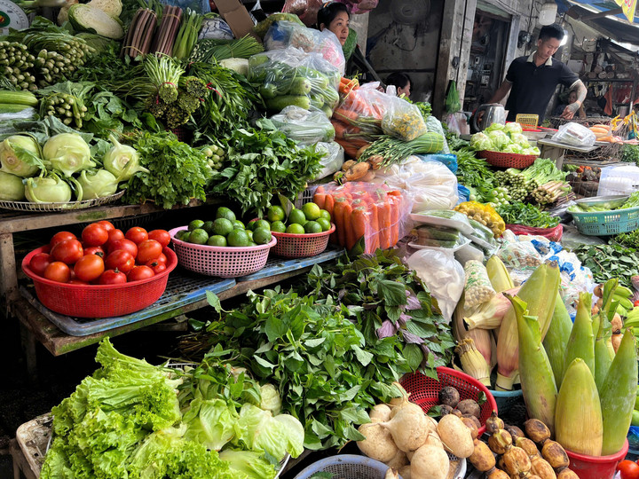 Truy suất nguồn gốc thực phẩm là mối lo khi hàng rong, chợ vỉa hè lên ngôi.