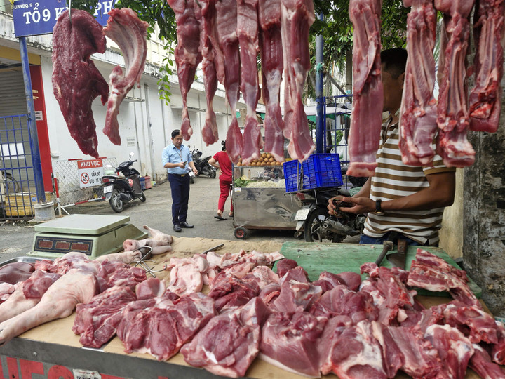 Những quầy, chợ tự phát, vỉa hè không chịu sự kiểm soát của cơ quan quản lý an toàn thực phẩm.