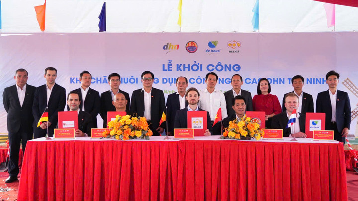 Đại diện 5 doanh nghiệp ký thỏa thuận hợp tác chiến lược.