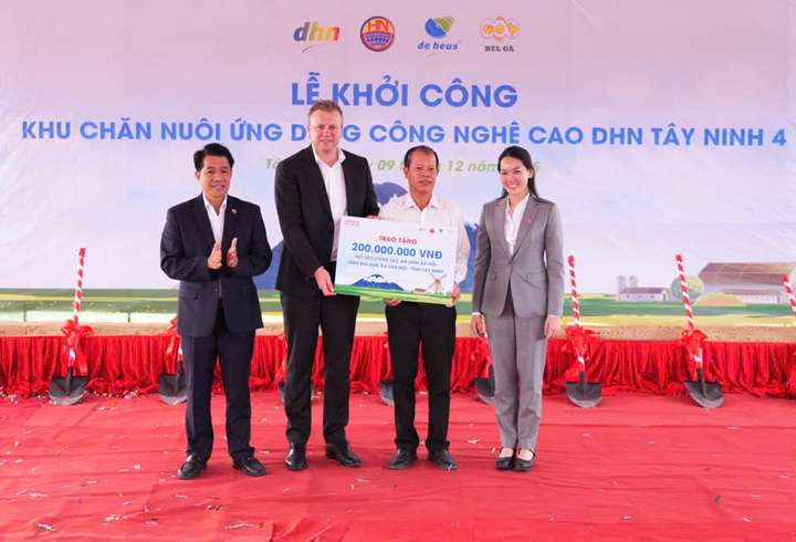 Đại diện De Heus và Hùng Nhơn trao tăng 200 triệu đồng cho các hoạt động từ thiện của xã Tân Hội.