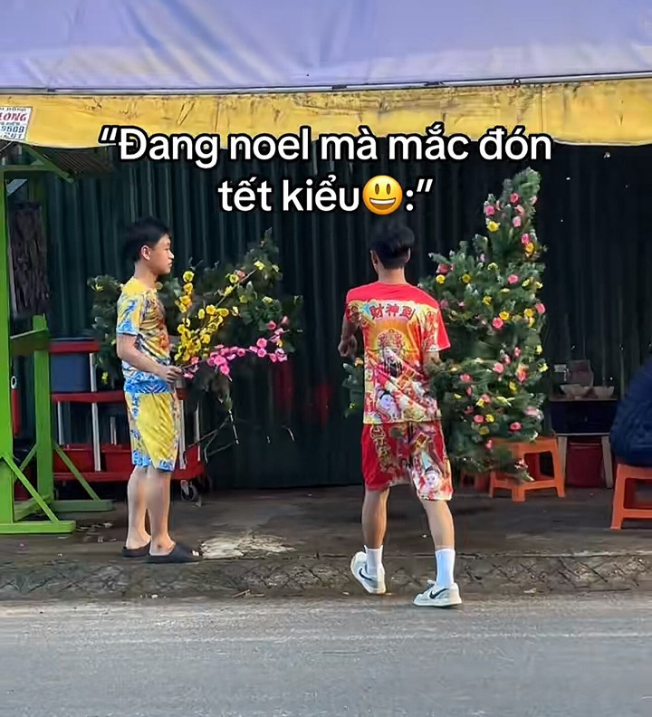 Bức ảnh mô tả trạng thái: "Đang Noel mà mắc đón Tết".