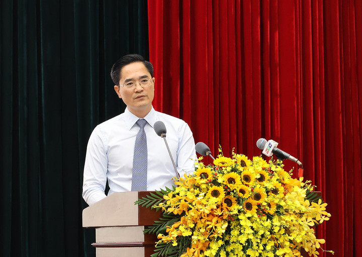 Ông Trần Quang Lâm, Giám đốc Sở Xây dựng TP.HCM trả lời chất vấn tại kỳ họp.