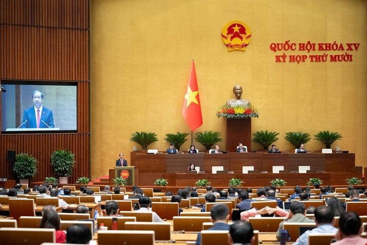 Bộ trưởng Bộ GD&ĐT Nguyễn Kim Sơn trình bày báo cáo tiếp thu, giải trình, chỉnh lý dự thảo Nghị quyết của Quốc hội về đột phá phát triển giáo dục đào tạo. (Ảnh: Cổng TTĐT Quốc hội)