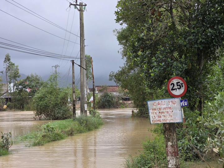 Khu vực cầu Bến Trâu nước đã tràn qua mặt cầu từ chiều 10/12.