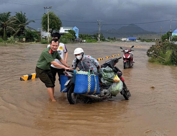 Nhiều đoạn đường ở xã Vĩnh Hải ngập sâu.