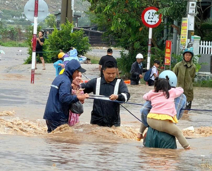 Chính quyền địa phương hỗ trợ người dân qua điểm ngập.