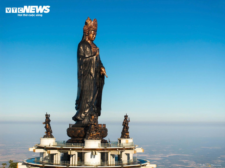 Tượng Phật Bà Tây Bổ Đà Sơn trên đỉnh núi Bà Đen.