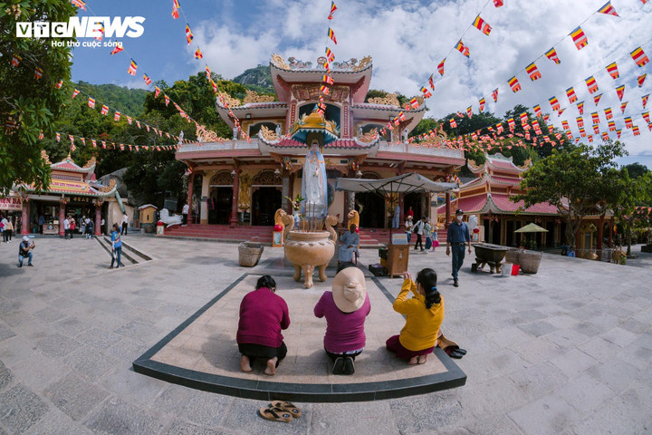 Người dân về chùa Núi Bà tìm bình an.