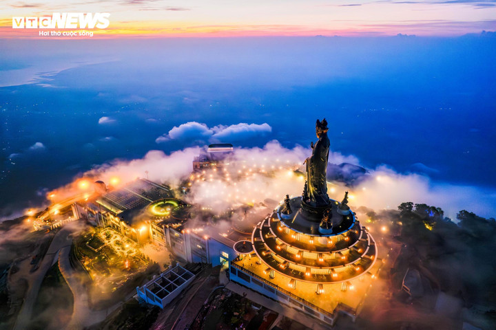 Núi Bà Đen nhìn từ trên cao.