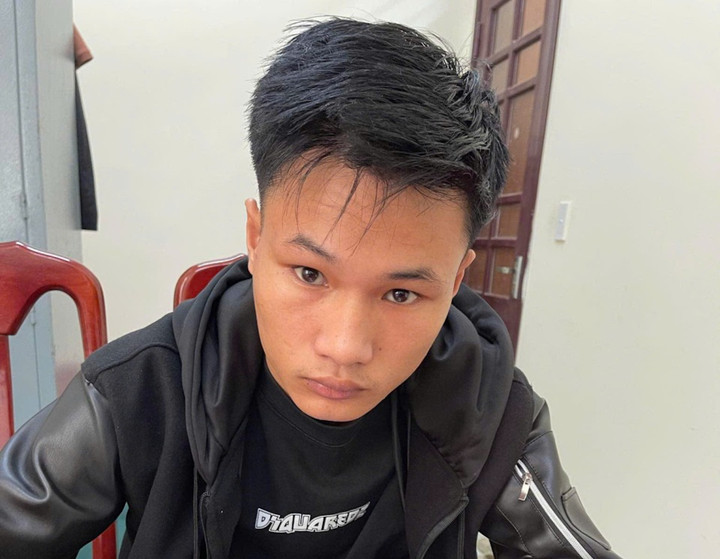 Nguyễn An Bảo Chinh đang viết lại lời khai tại cơ quan điều tra. (Ảnh: Công an Quảng Trị)