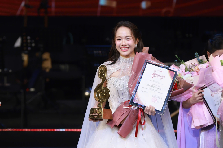 Đào Lê Phương Chi giành giải Quán quân cuộc thi Tiếng hát hay Hà Nội 2025.