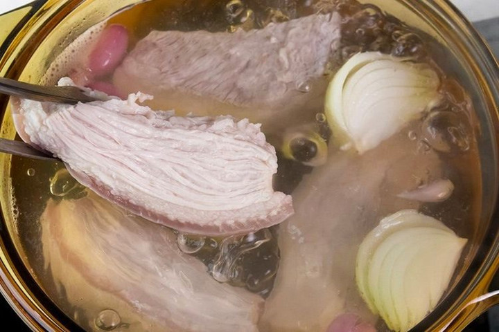 Để luộc thịt ngon bạn nên tránh cho vào nước luộc các gia vị như bột nêm, bột ngọt, nước mắm, đường, ngũ vị hương và tỏi sẽ giúp thịt giữ được màu trắng, vị thanh ngọt tự nhiên và nước luộc trong, ngon. (Ảnh: Reddit)
