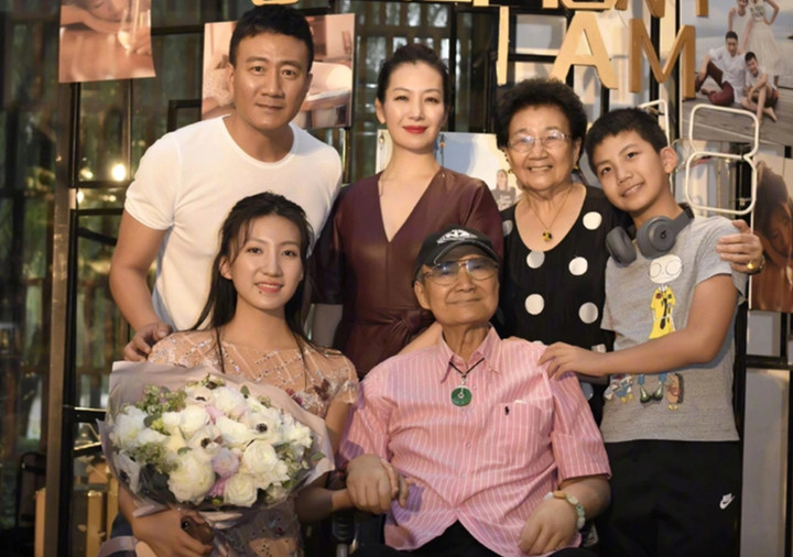Gia đình hạnh phúc của Hồ Quân khiến nhiều khán giả ngưỡng mộ.
