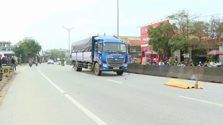 Bà D.T.T. đi bộ băng qua quốc lộ 1 thì bị xe tải tông trúng, chết tại chỗ