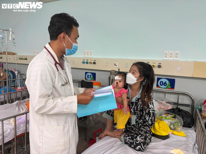 Nếu không được điều trị kịp thời, tay chân miệng có thể dẫn tới các biến chứng nặng, thậm chí tử vong.