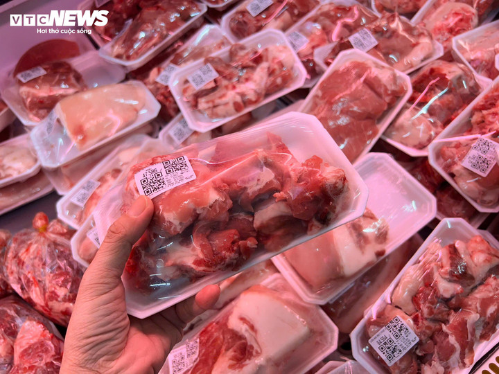 Thay vì mua sườn non có giá cao, nhiều người chuyển sang mua xương để tiết kiệm chi phí.