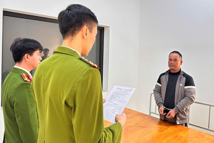 Đoàn Văn Sáng (áo xám) tại cơ quan Công an. Ảnh: Bộ Công an