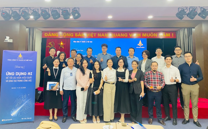 Giảng viên và học viên tham gia khóa đào tạo.